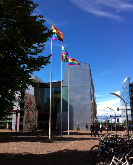 Pride-lippuja Kiasman lipputangoissa